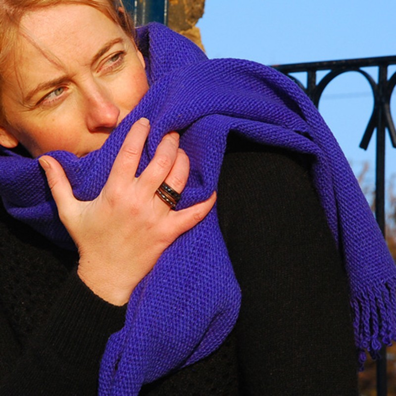 Echarpe tissée en laine vierge de Patagonie BLEU DUR Echarpe tissée en laine vierge de Patagonie BLEU DUR