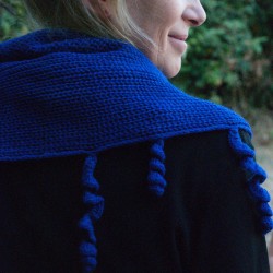 Echarpe MACHU pompons et baby alpaga BLEU KLEIN